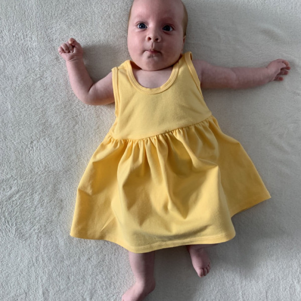 Letnia sukienka z falbanką bez rękawków jasny żółty 10